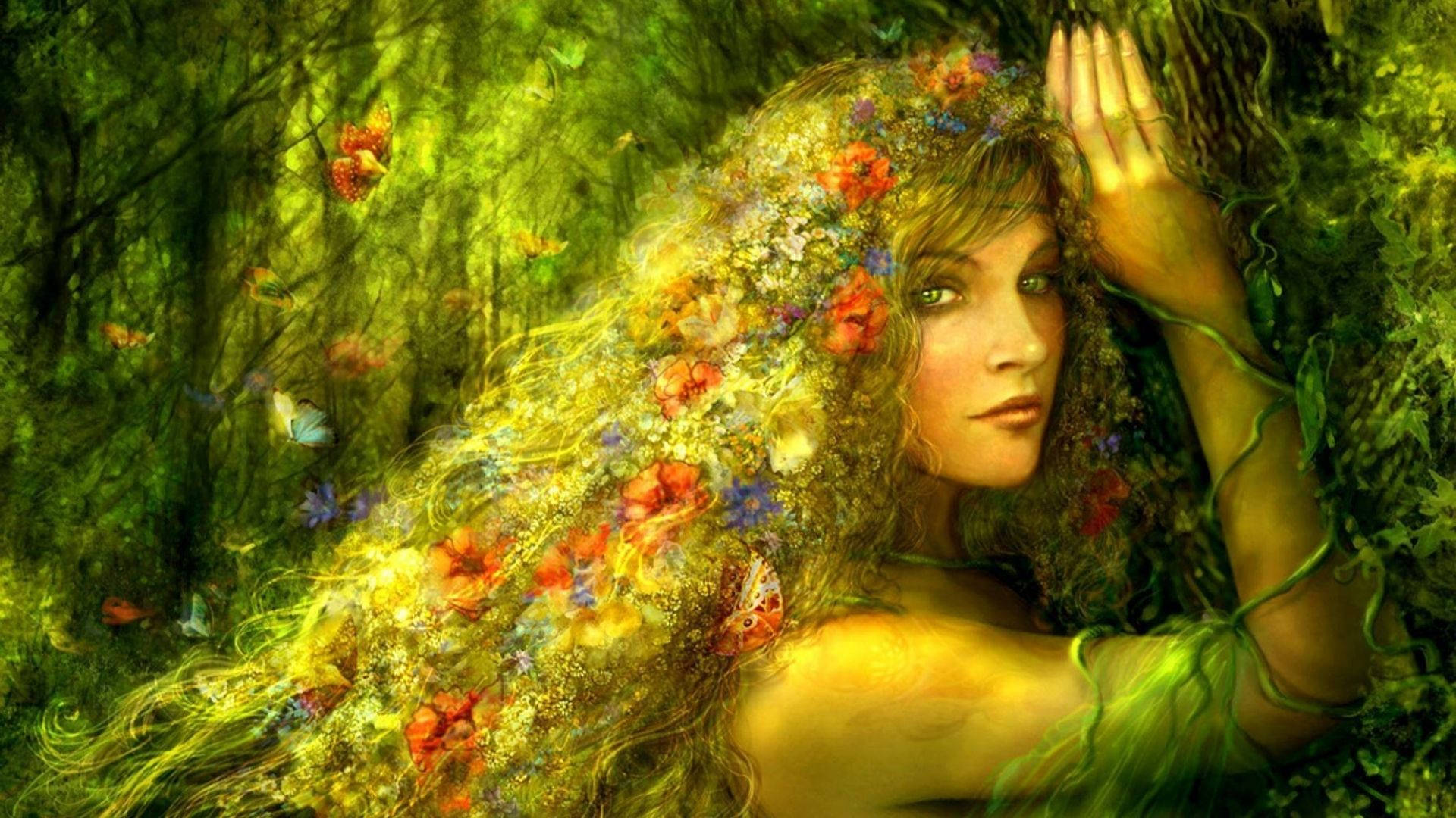 莊嚴仙女風情 壁紙 — 一位頭髮飾有花朵和蝴蝶的女性，在陽光明媚的綠色森林中休息，散發著空靈的美麗。