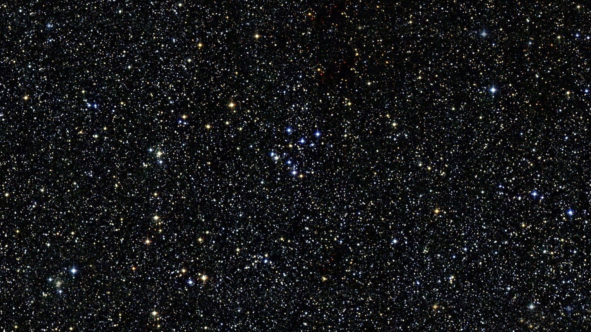 夜空中密集的星場，帶有微妙的星雲。