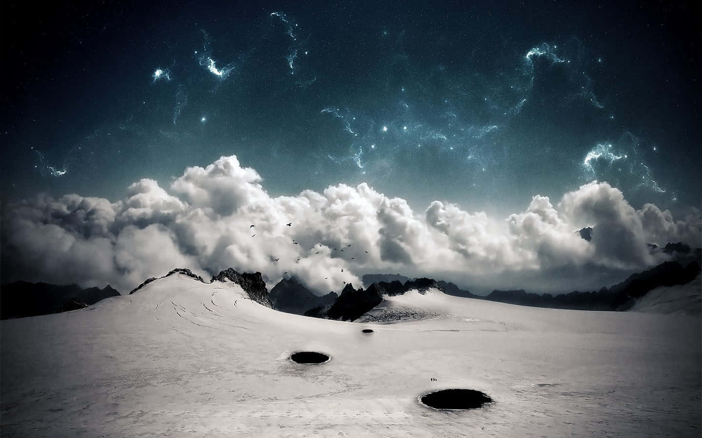 在繁星點點的夜空下，雪覆蓋的山峰，帶有發光的星雲和雲層。