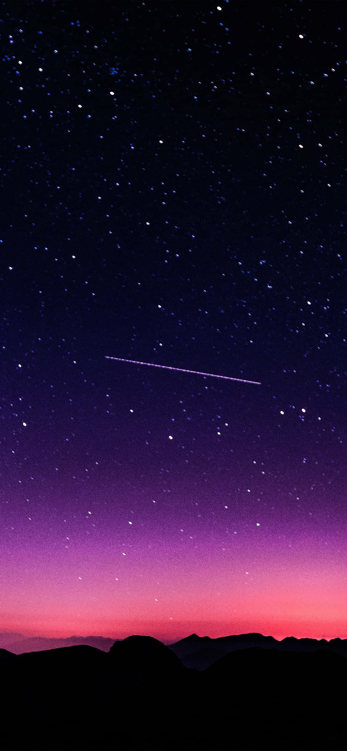 莊嚴華麗的紫粉背景 壁紙 — 充滿星星和發光流星劃過黑暗山脈剪影的鮮豔紫色和粉紅色暮色天空。