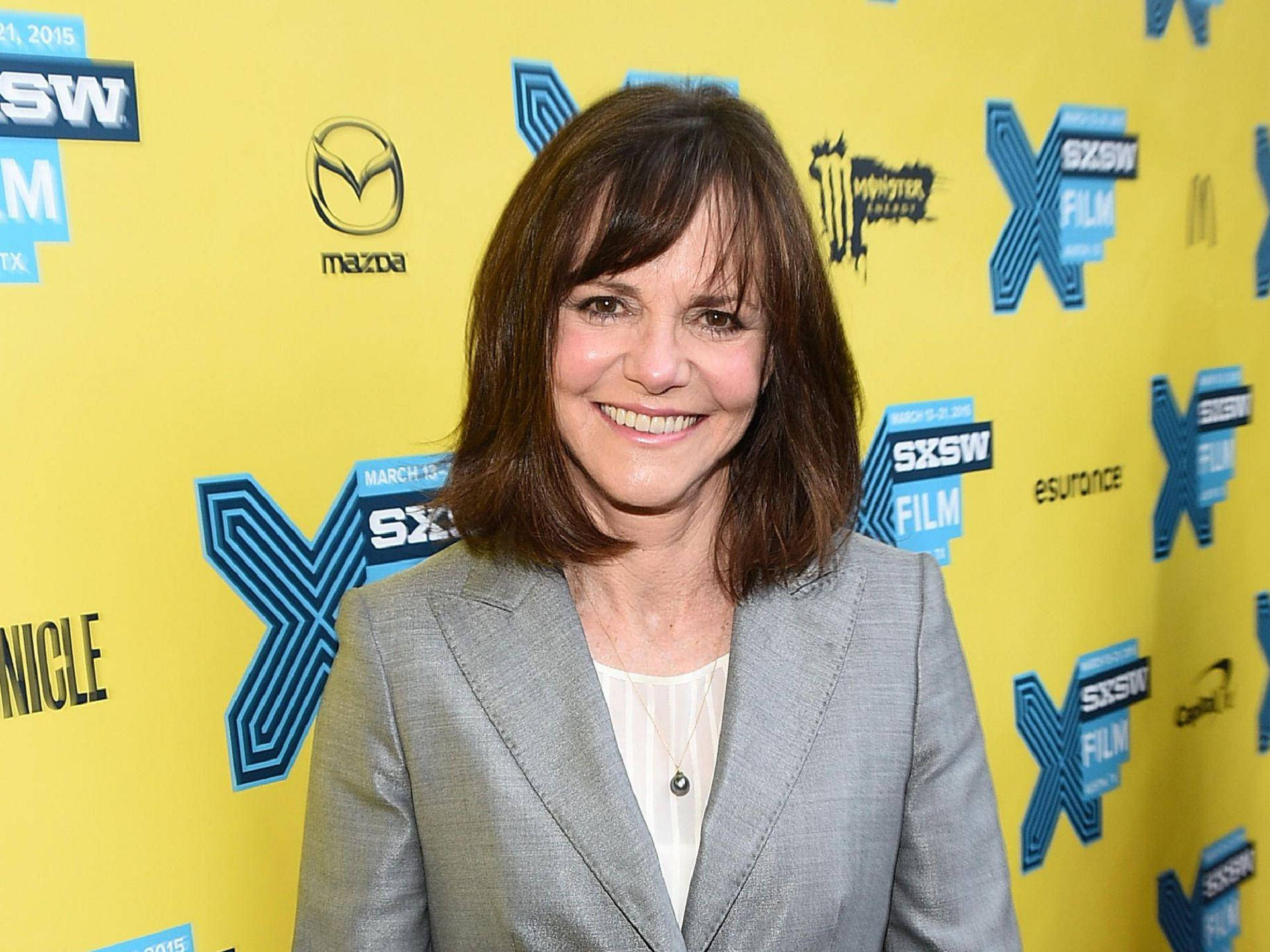 穿著灰色西裝外套的女性在SXSW Film Festival活動中微笑。