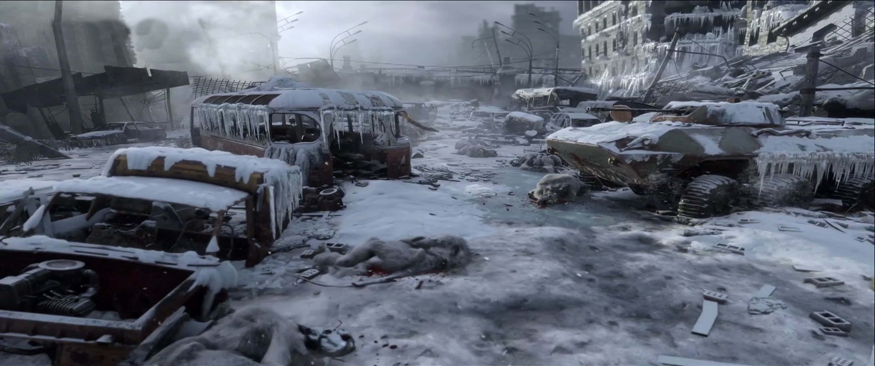 莫斯科冬季《Metro Exodus》3440x1440p 背景 壁紙 — 冰封的城市廢墟，雪覆蓋的破損車輛和冰塊碎片，在灰色冬日天空下。