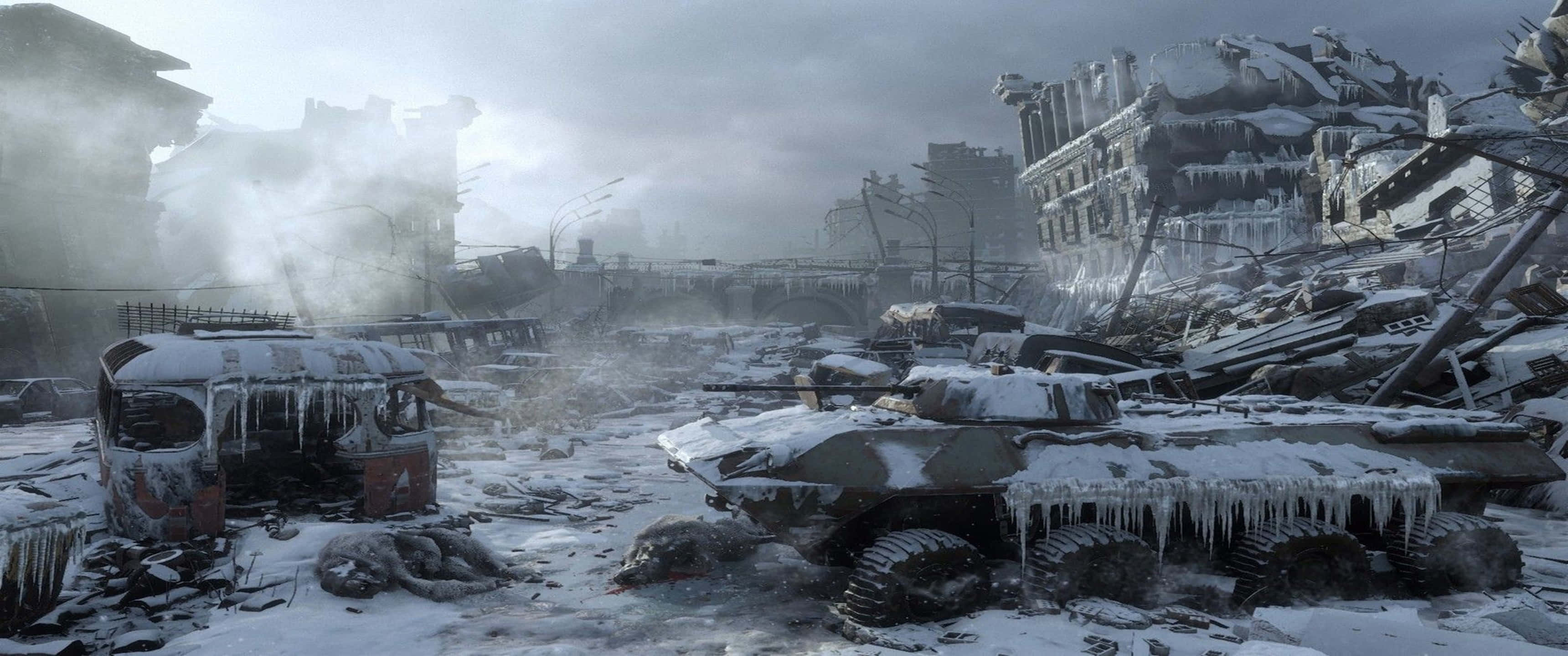 莫斯科冬季場景《Metro Exodus》3440x1440p 背景 壁紙 — 一個被雪覆蓋、飽受戰爭蹂躪的城市景觀，冰凍的坦克和廢墟建築在灰色的天空下。