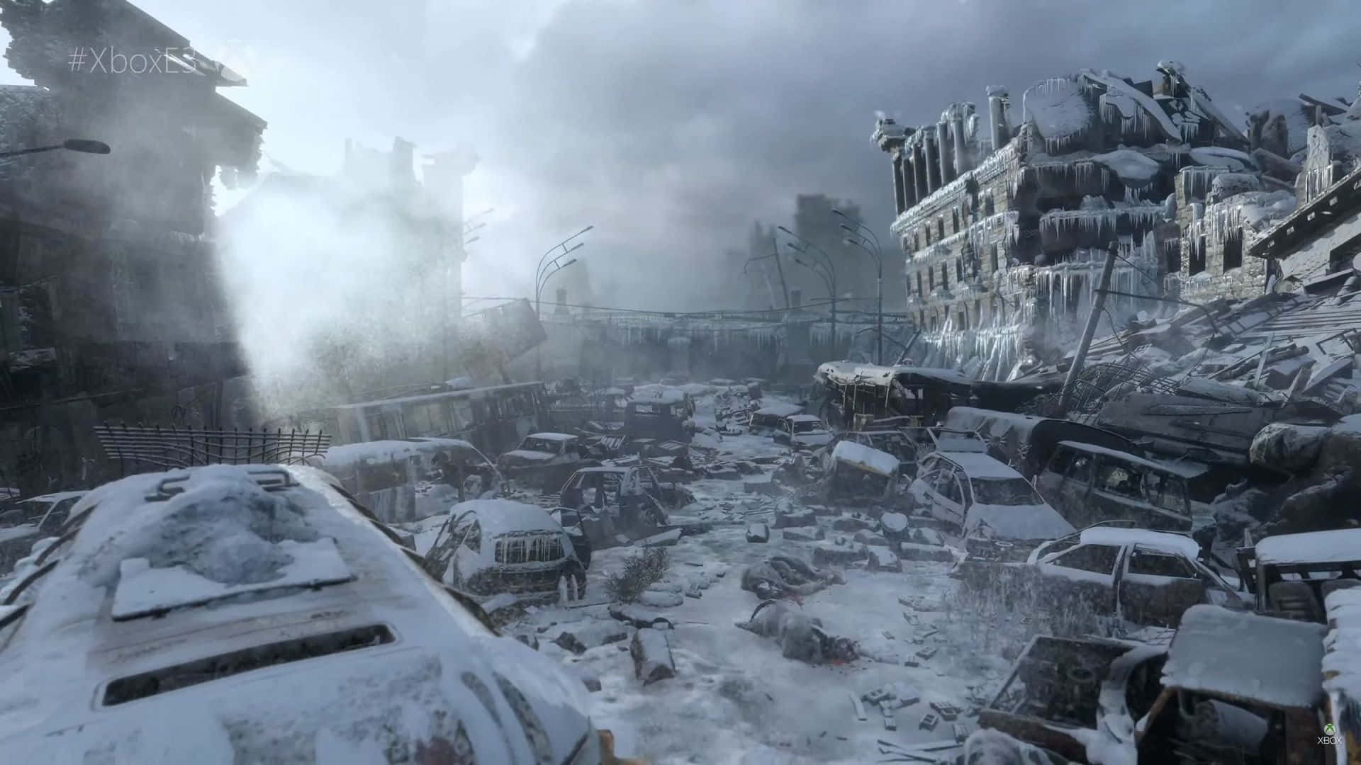 莫斯科廢棄城市《Metro Exodus》3440x1440p 背景 壁紙 — 一片荒涼、被雪覆蓋的城市廢墟，倒塌的建築物和廢棄的汽車在陰沉多雲的天空下。