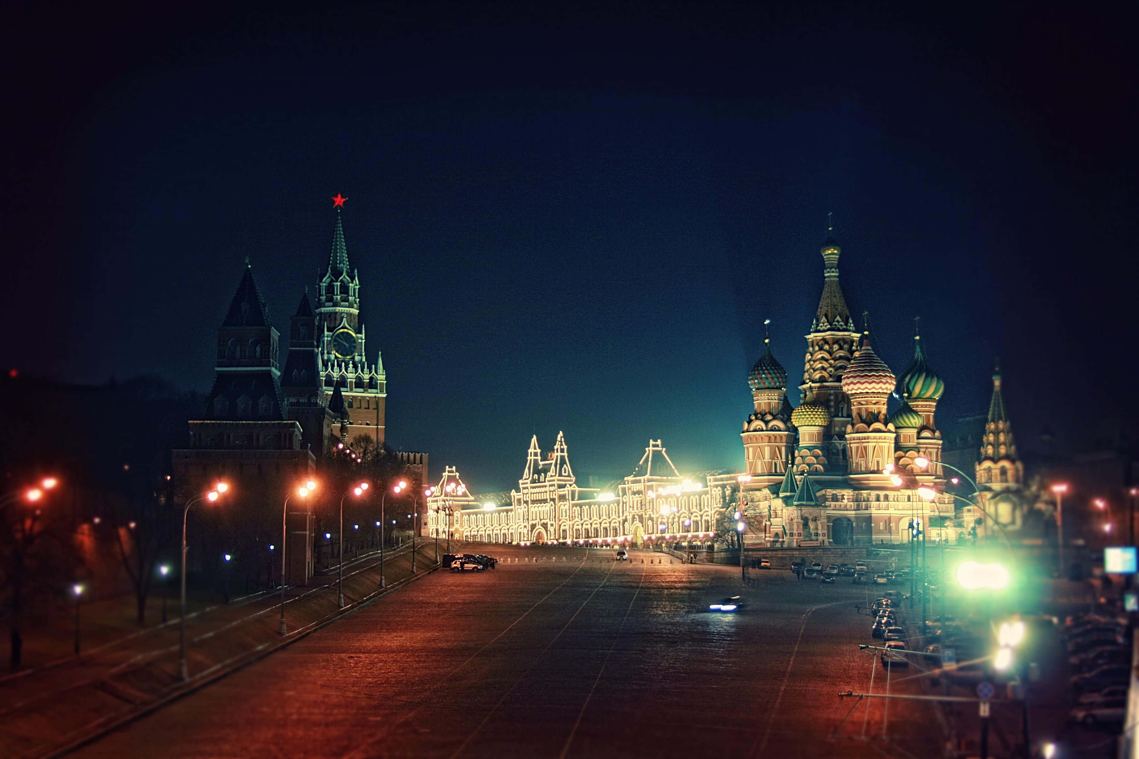 Russia 桌布 壁紙 — 莫斯科紅場的夜景，聖瓦西里大教堂和斯帕斯卡亞塔在黑暗的天空下被照亮。