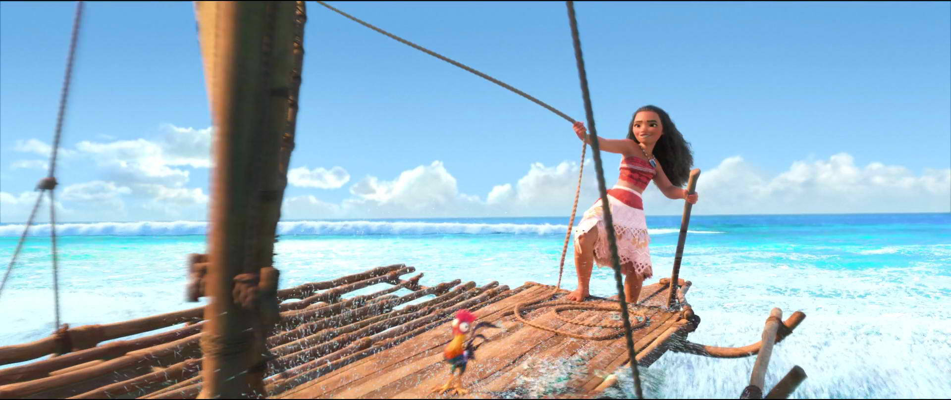 Moana 駕駛木船在明亮的藍天下航行於碧綠色的海浪中。