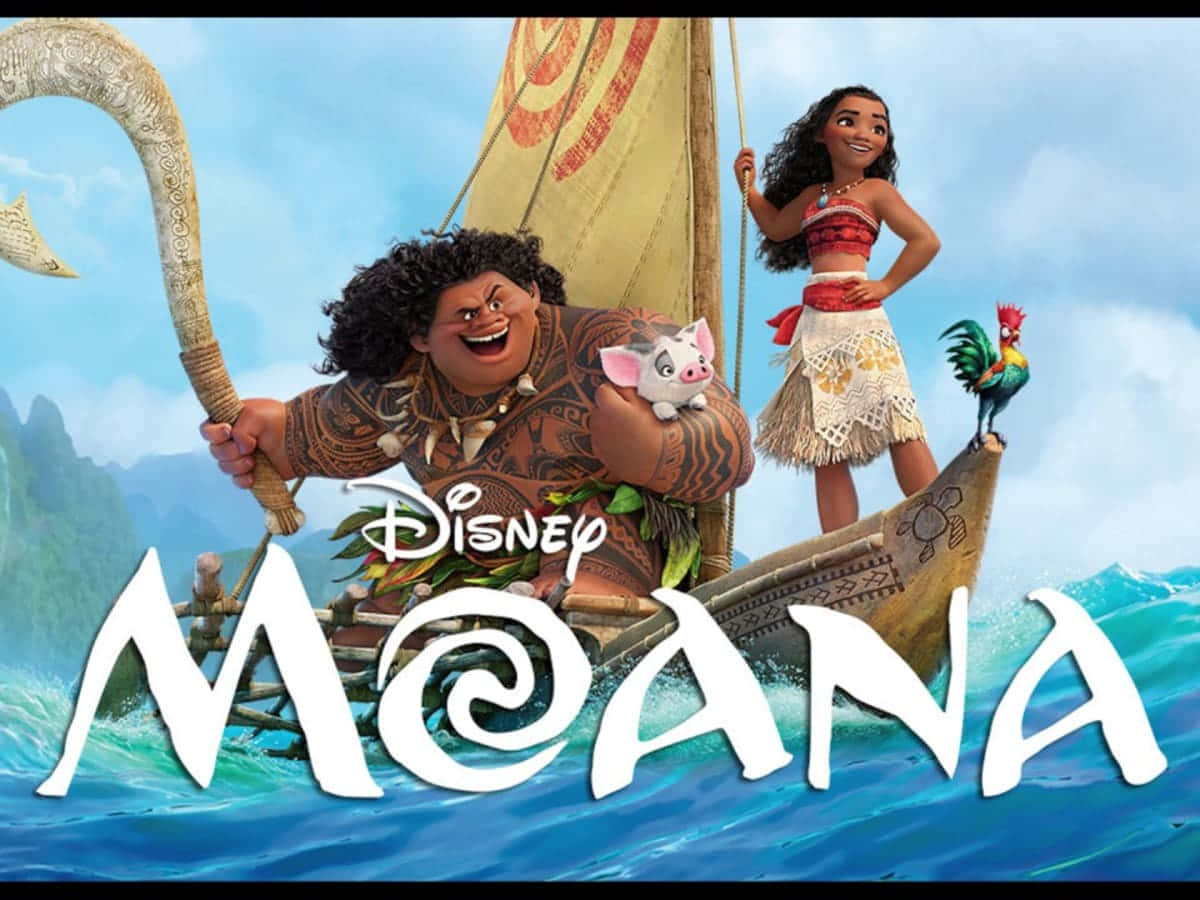 莫阿娜與毛伊，準備展開冒險 壁紙 — Moana 和 Maui 一起乘坐木製獨木舟，在明亮的天空下穿越充滿活力的藍色海浪。