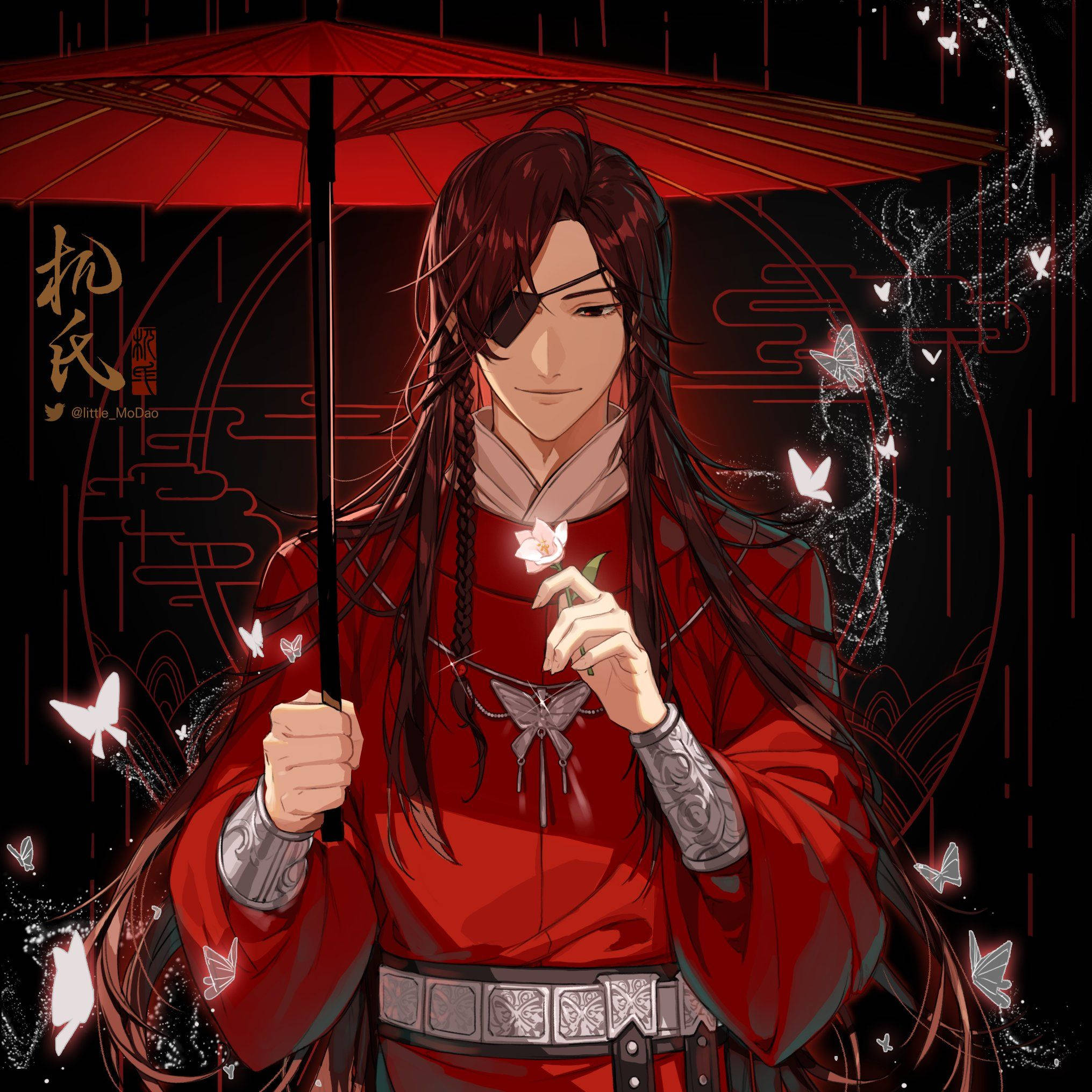 華 Cheng 手持美麗粉紅花朵 壁紙 — 一個戴面具的動漫男子身穿紅色傳統長袍，手持紅色雨傘和發光的花朵，白色蝴蝶在他周圍飛舞，背景是深色華麗的圖案。