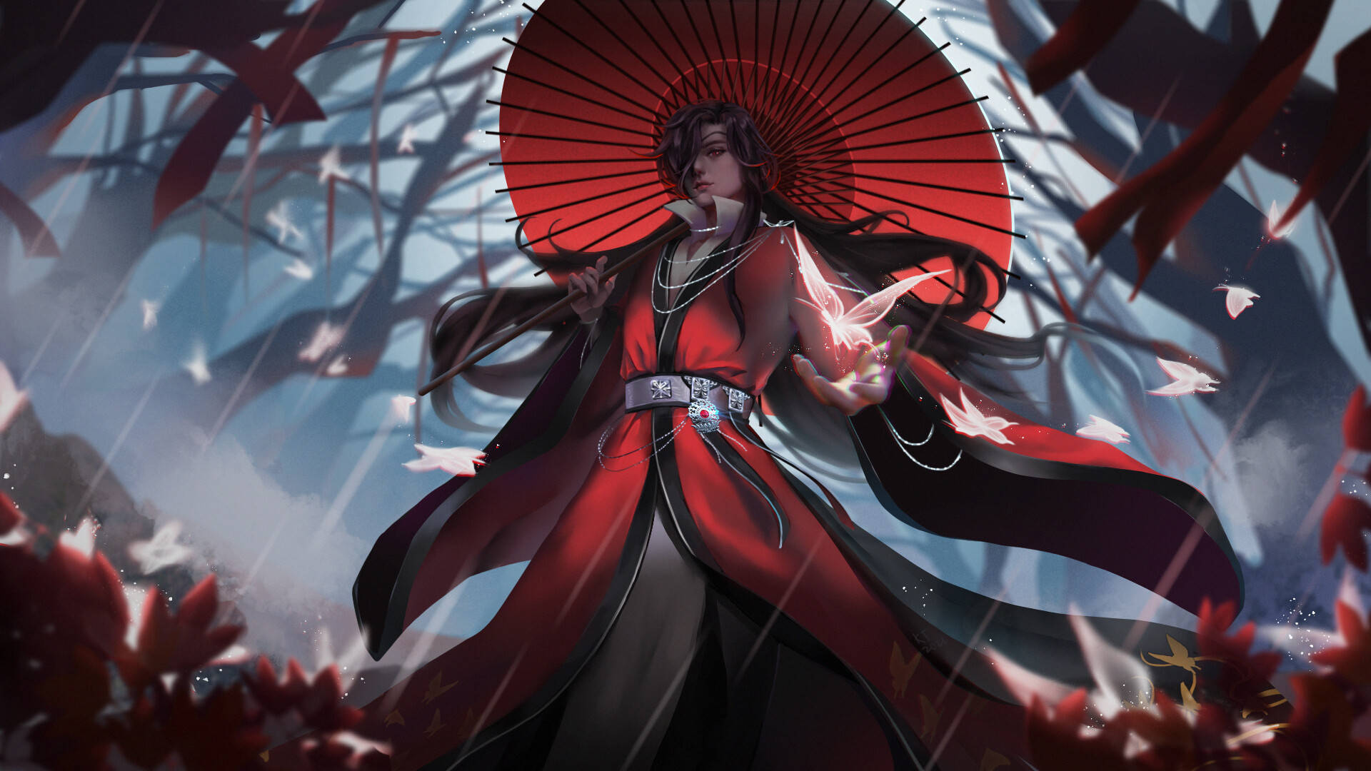 華 Cheng 紅袍 壁紙 — 一位優雅的動漫女性穿著飄逸的紅色和服，在雨中櫻花飄落的場景中撐著紅色陽傘。