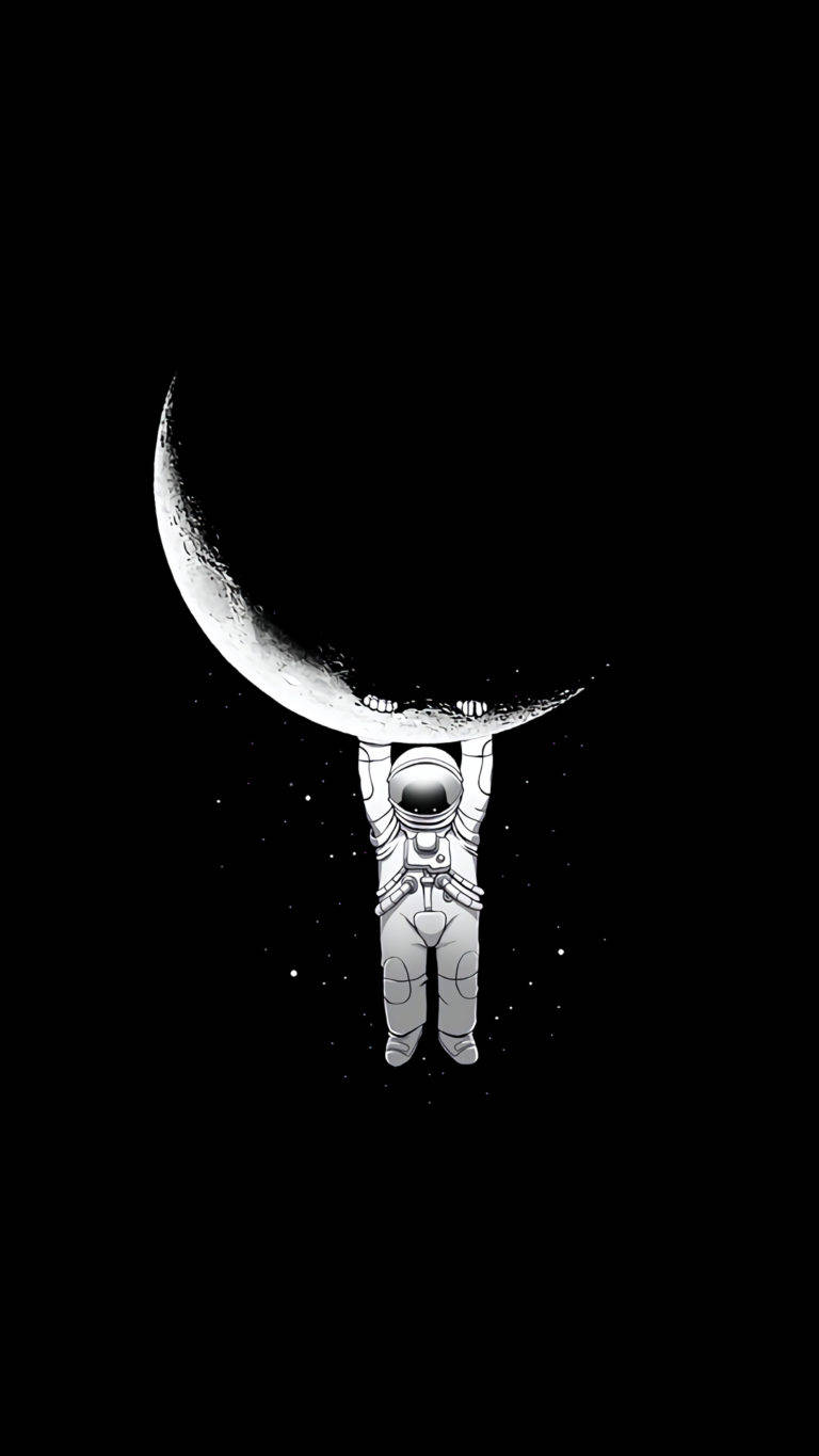 太空人在星際間舉起一彎新月。