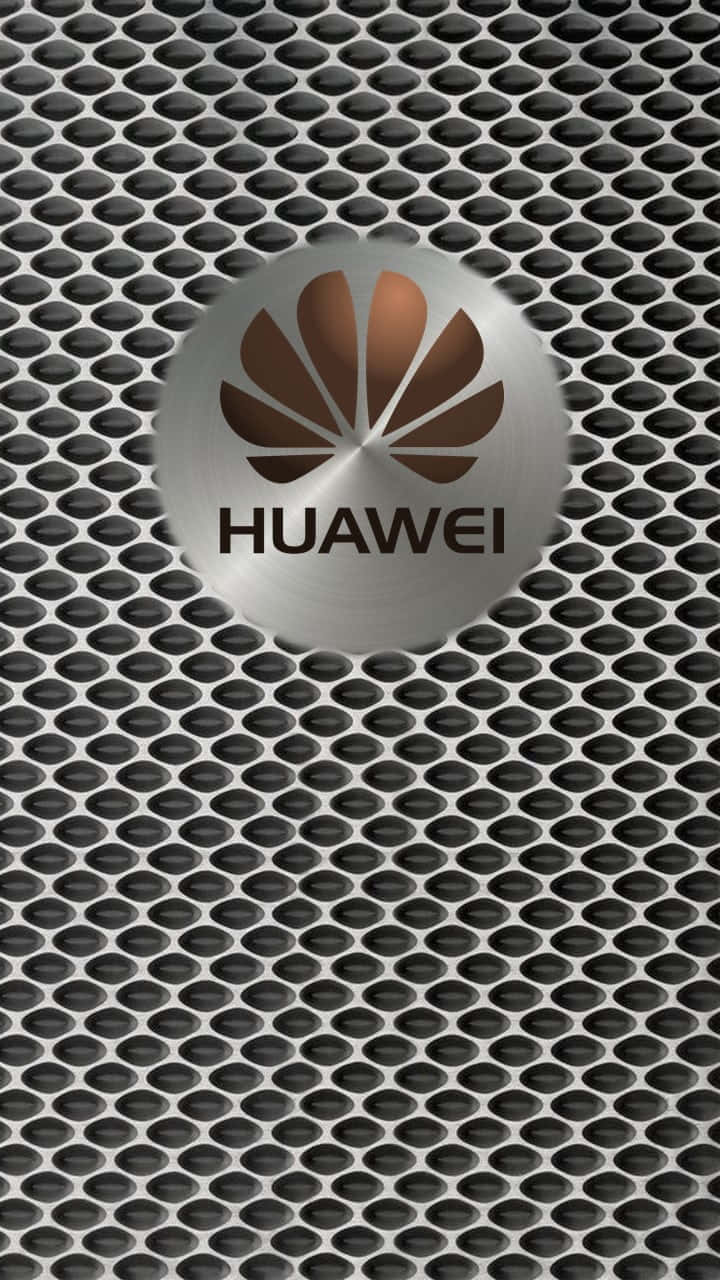 華為創新科技領先 壁紙 — 一個時尚的銀色Huawei標誌，帶有棕色花瓣，居中在金屬網格背景上。