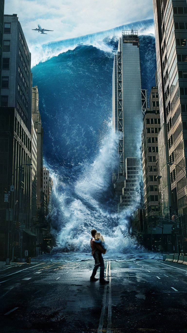 情侶擁抱，巨浪衝擊高樓之間的城市街道。