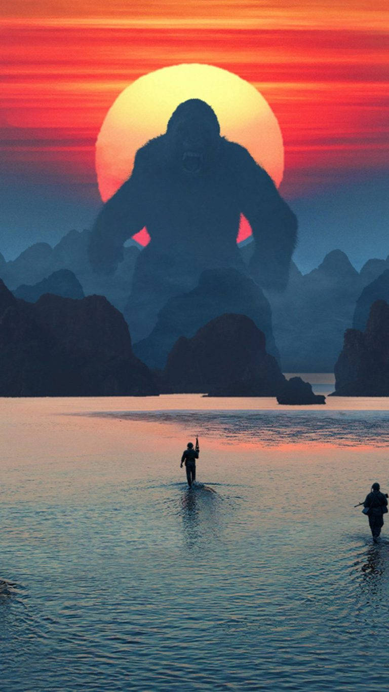 兩個人在水中行走，背景是日落時分巨大的猿人剪影。
