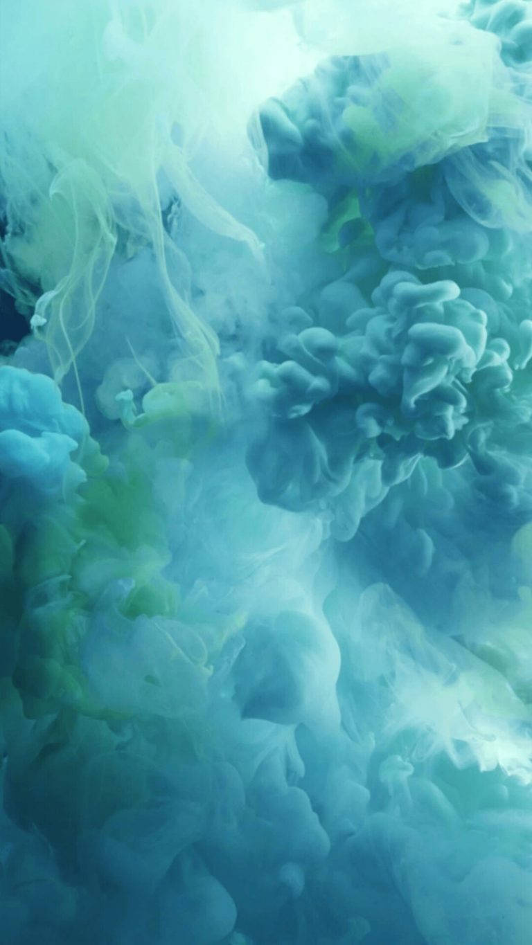 在水中旋轉的抽象藍色和綠色墨水