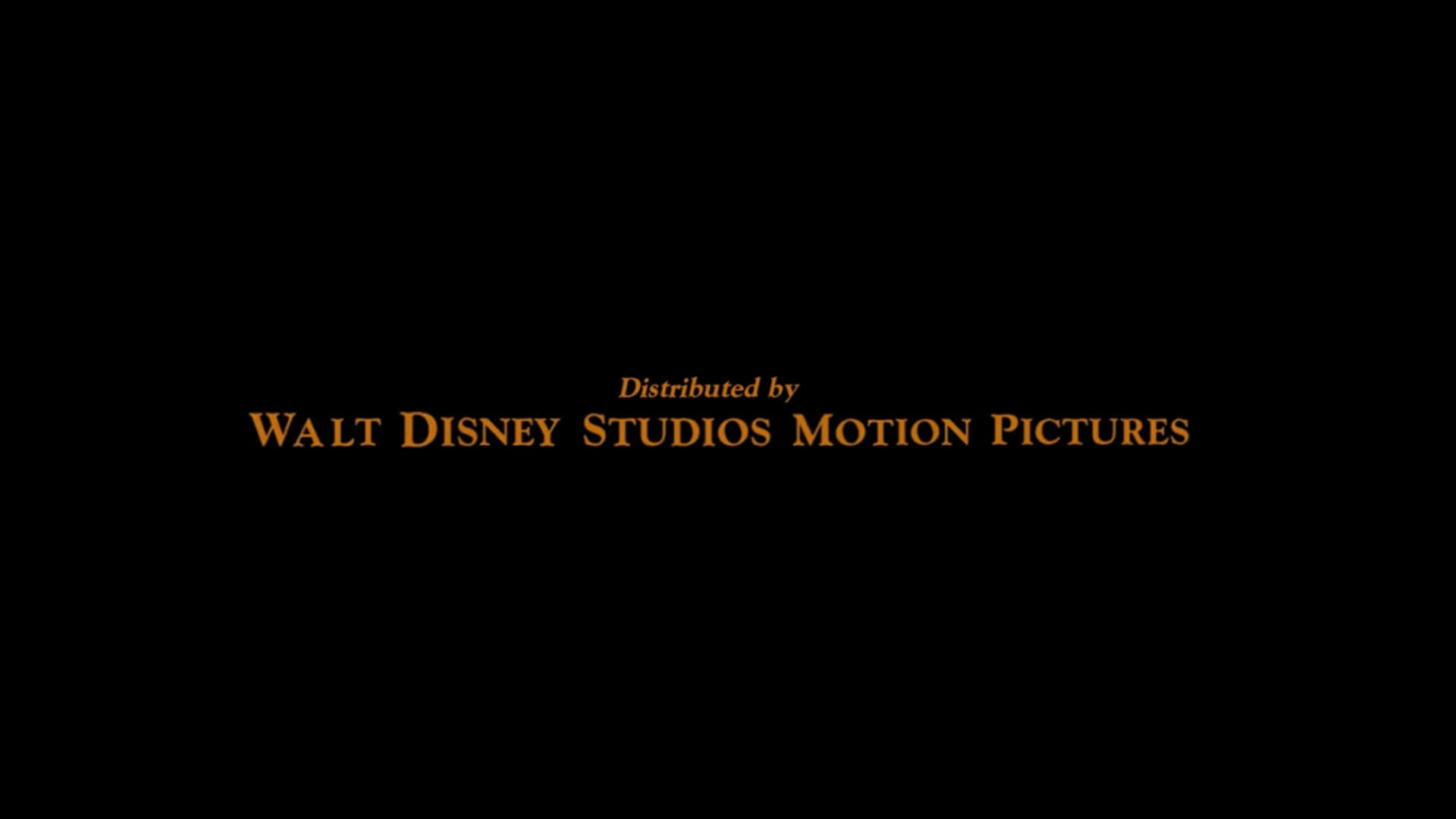 Walt Disney Studios Motion Pictures 發行文字標誌，金色，黑色背景