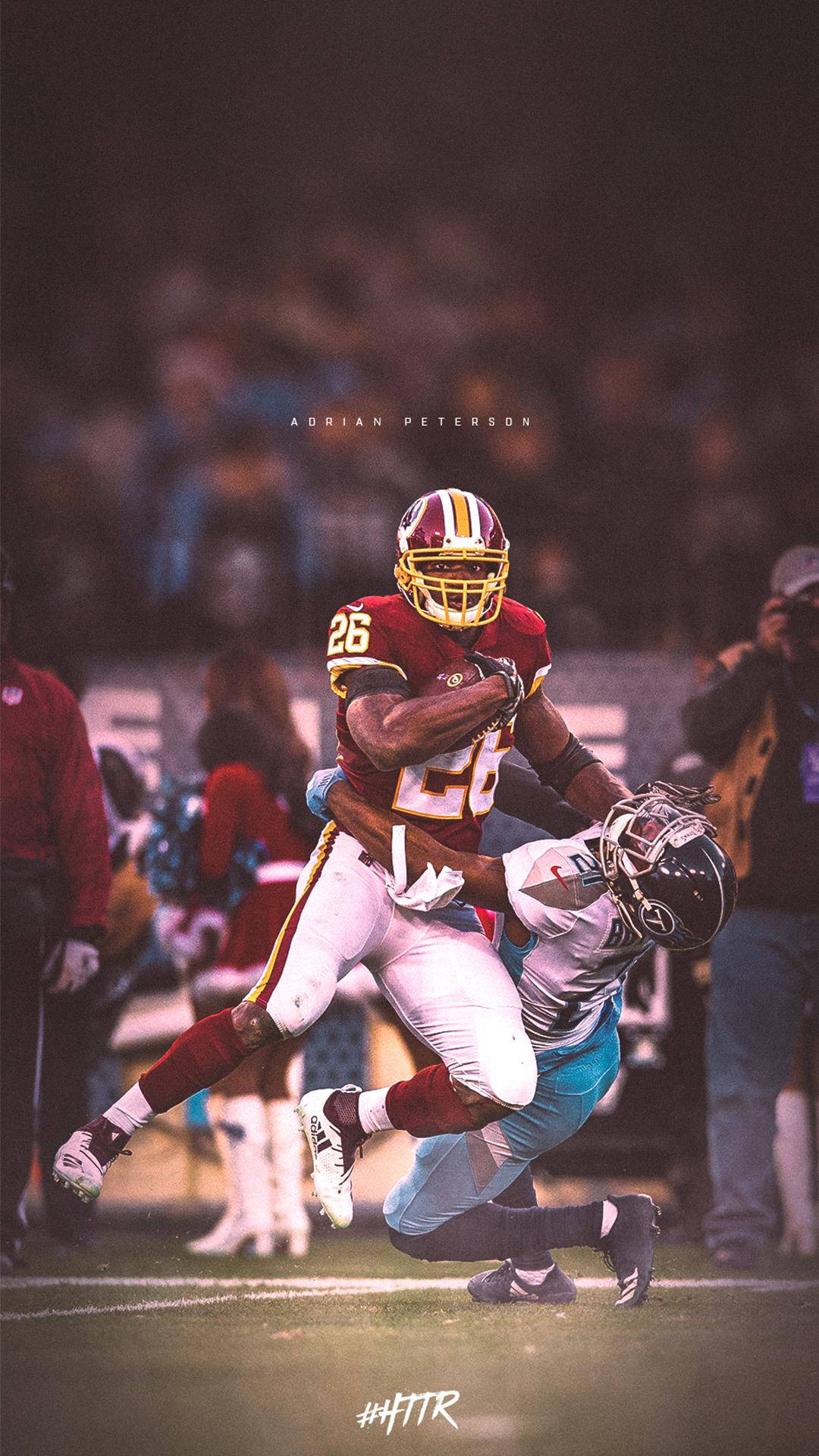 華盛頓司令官隊員阿德里安·彼得森 壁紙 — Adrian Peterson 身穿栗色球衣，在激烈的夜間足球比賽中突破防守球員的擒抱。