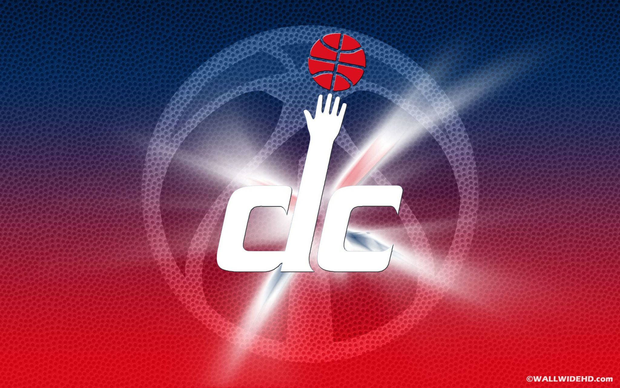華盛頓特區NBA隊標誌 壁紙 — 一隻風格化的白色手在粗體 'dc' 字母上平衡一個紅色籃球，背景為漸變紅藍色並帶有發光光線。