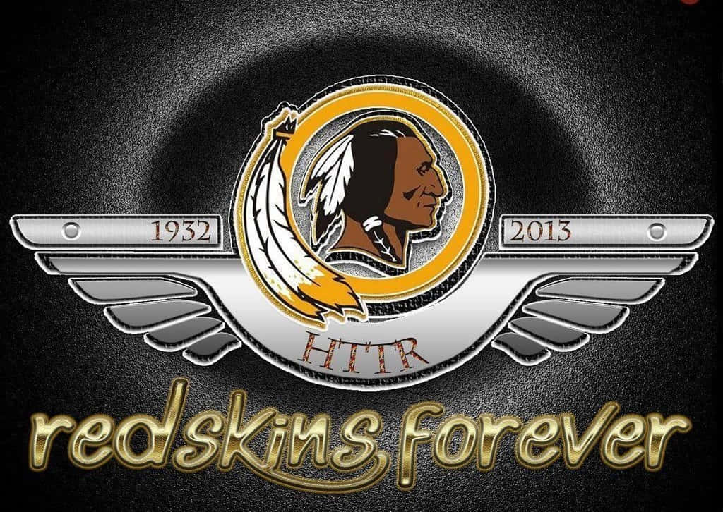 一個帶有美洲原住民側面輪廓和翅膀的運動隊標誌，文字為 redskins forever。