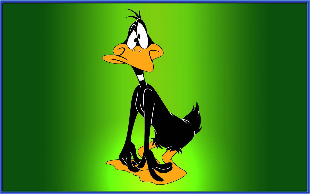 Daffy Duck 在綠色背景的水坑中看起來悲傷。
