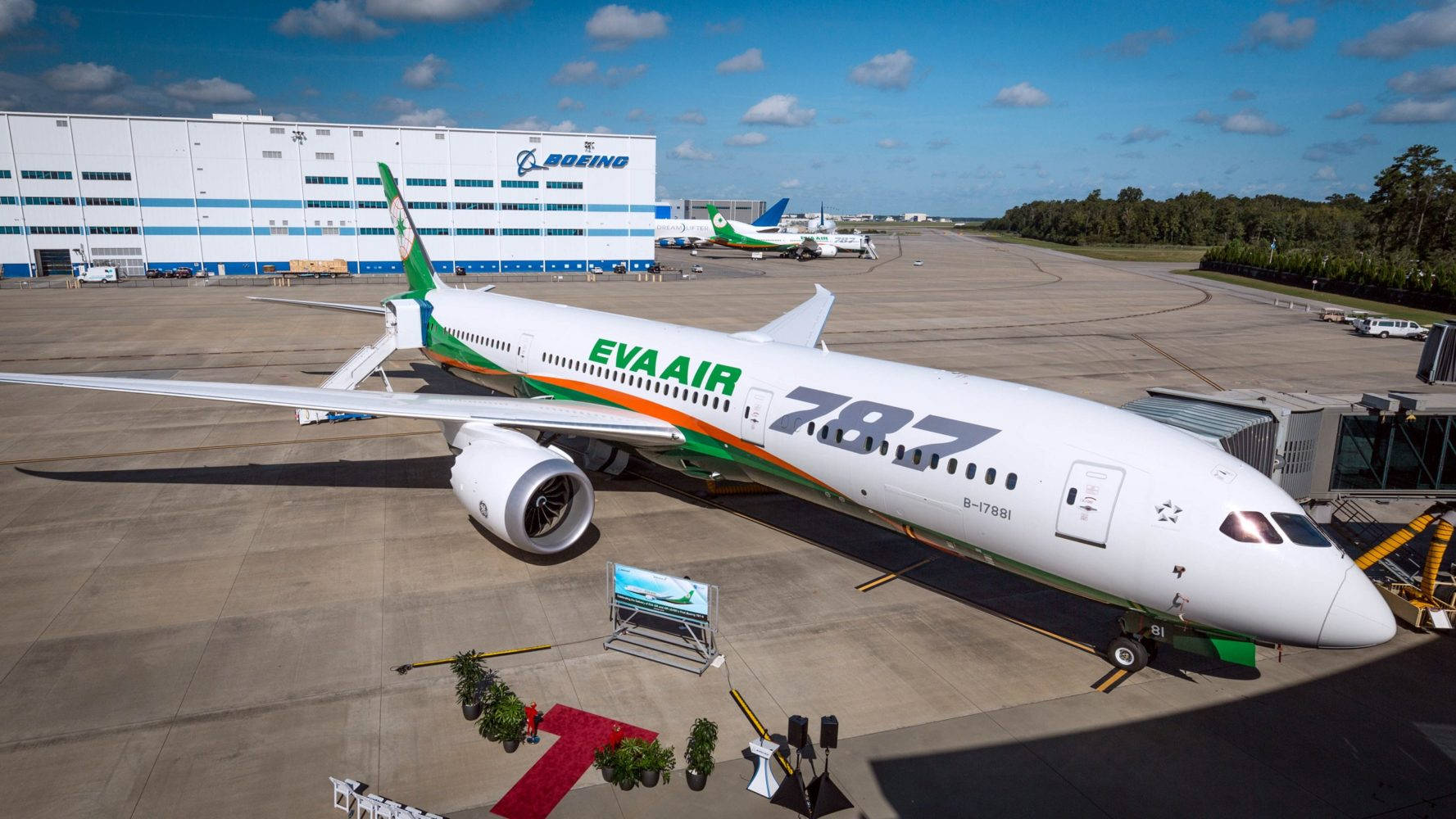 機場停機坪上的長榮航空波音787夢幻客機，配有紅地毯和綠色植物