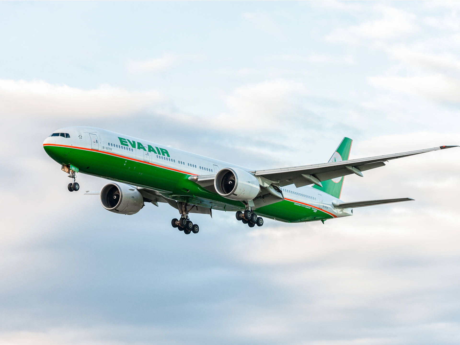 長榮航空飛機在陰天下放下起落架下降