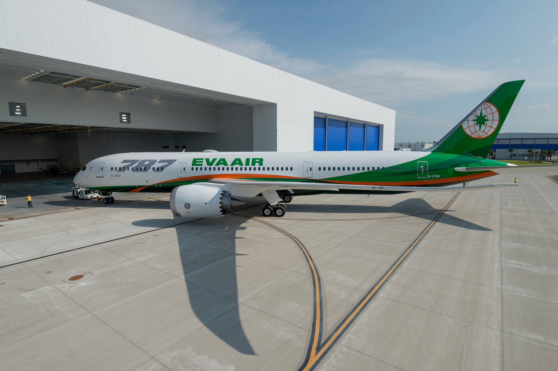 陽光明媚的日子裡，EVA AIR波音787夢幻客機停在機場機庫