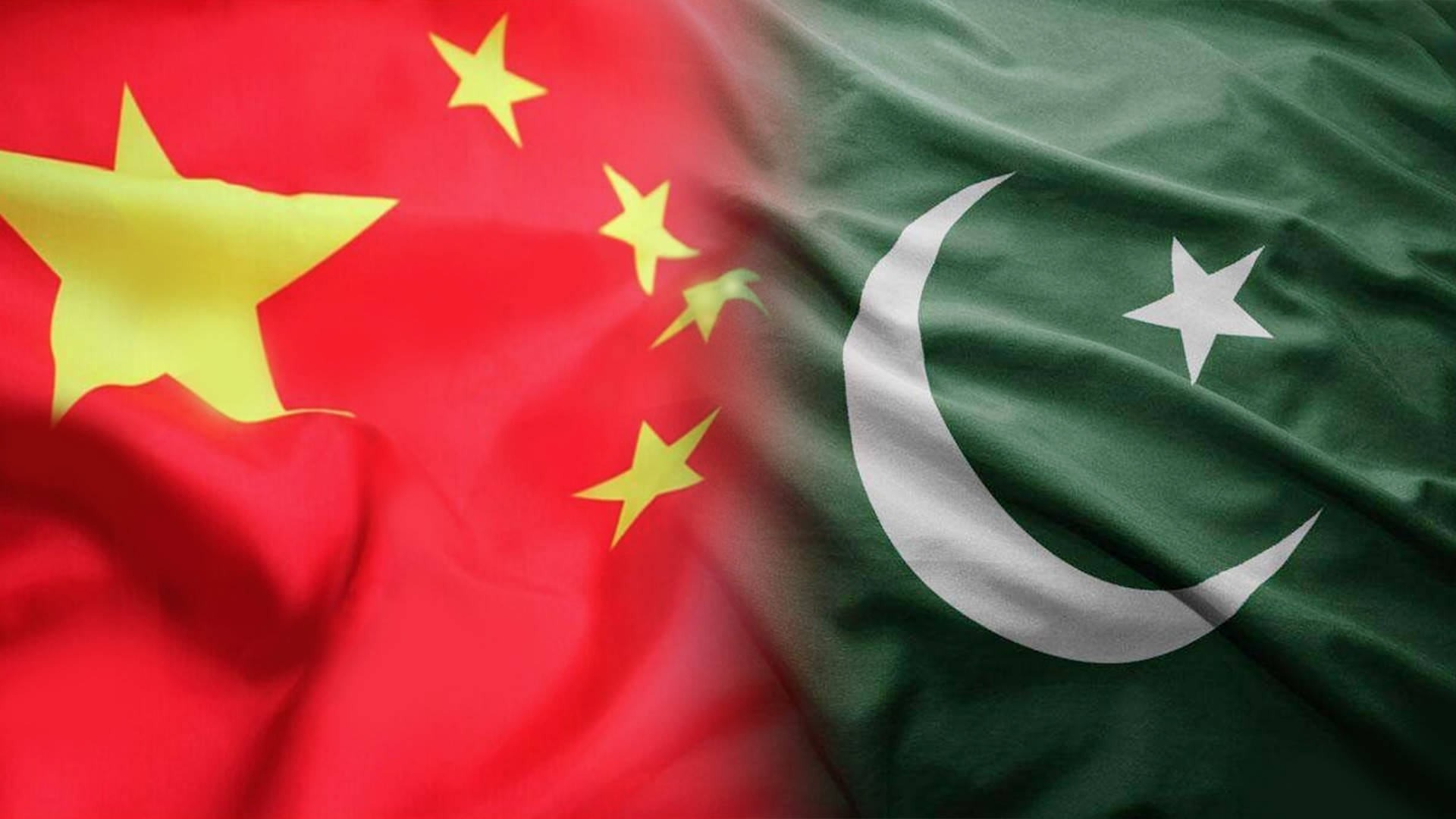 華麗中國國旗五星 壁紙 — 飄揚的中國和巴基斯坦國旗交織在一起，在紋理織物背景上象徵性地展示雙邊關係。