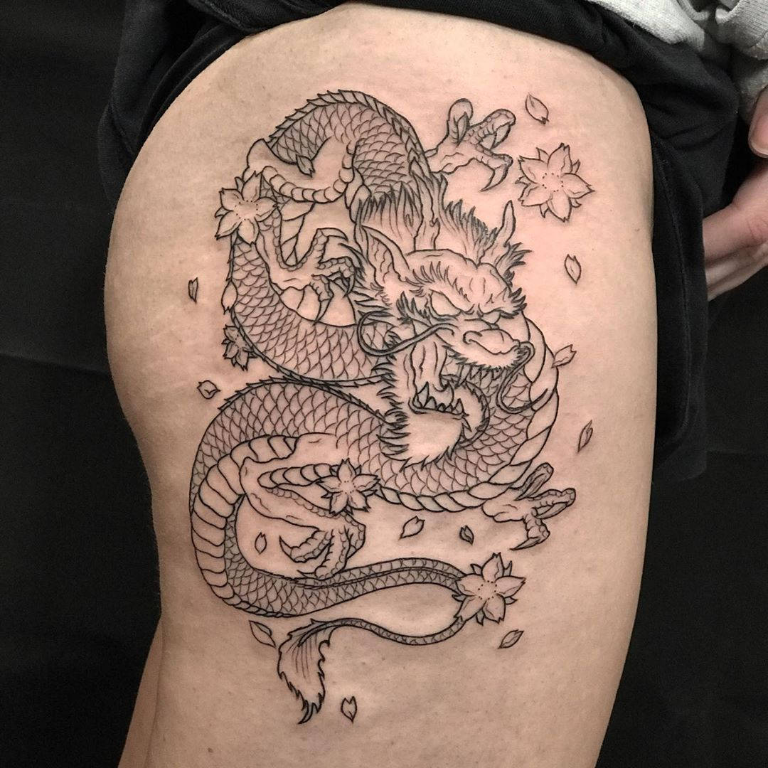 華麗日本龍紋身於大腿 壁紙 — 一個詳細的黑色墨水龍紋身纏繞在大腿上，周圍環繞著櫻花和飄落的花瓣。