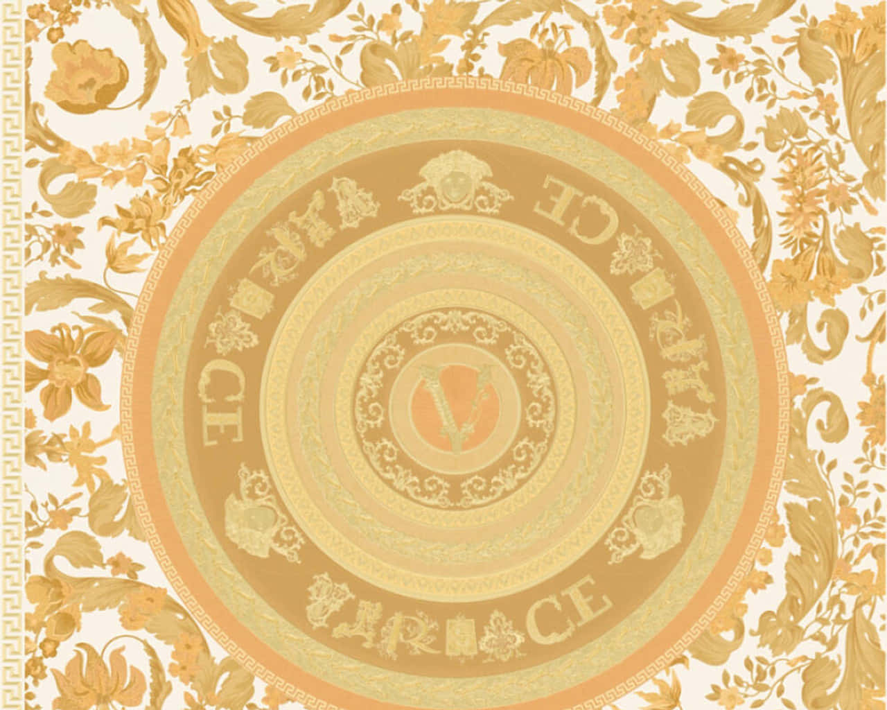 范思哲 桌布 壁紙 — 華麗的金色 Versace 標誌居中於圓形獎章內，周圍環繞著精緻的花卉錦緞圖案，背景為奶油色。