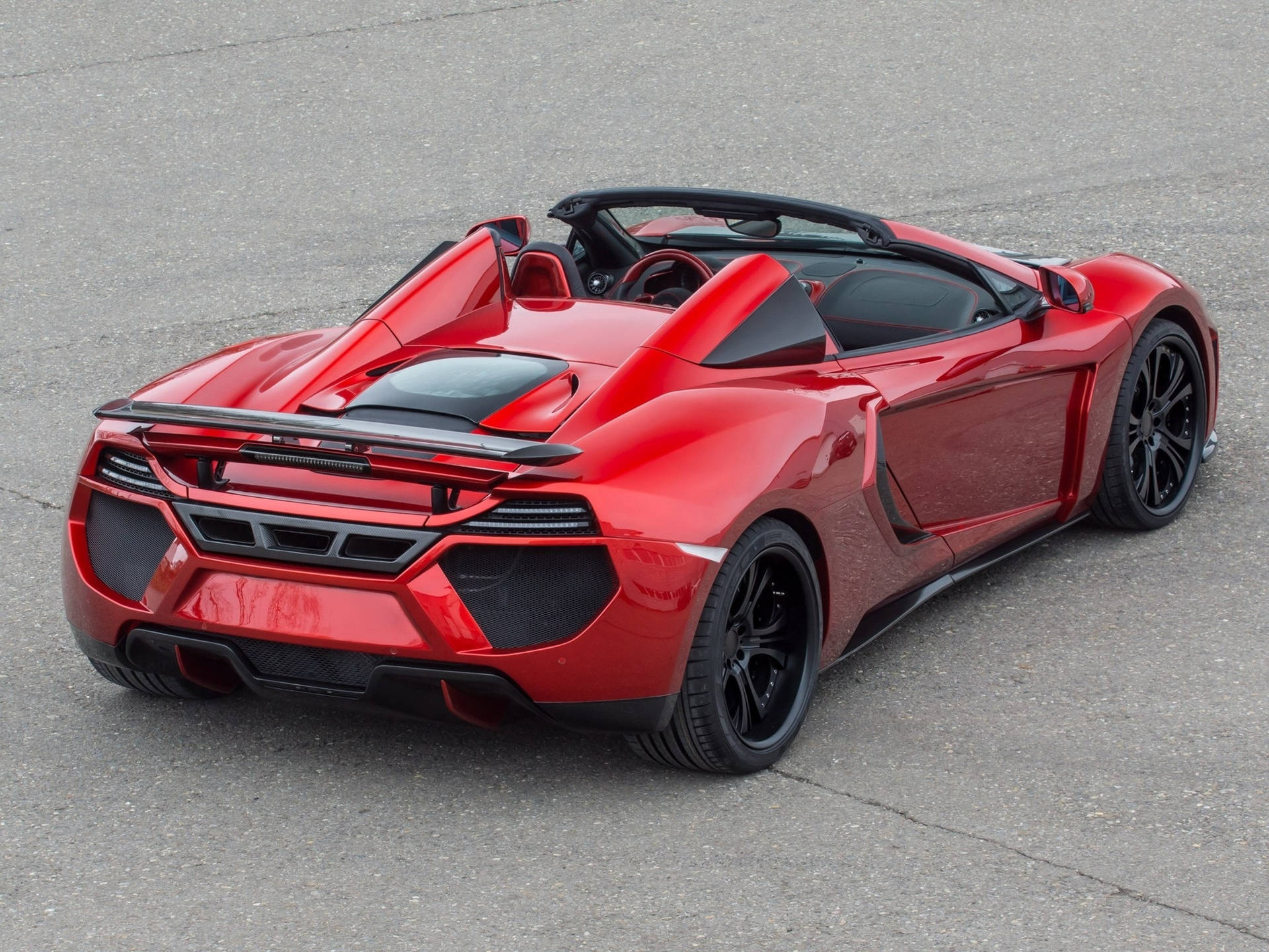 紅色McLaren敞篷跑車，黑色輪胎，停在瀝青上。