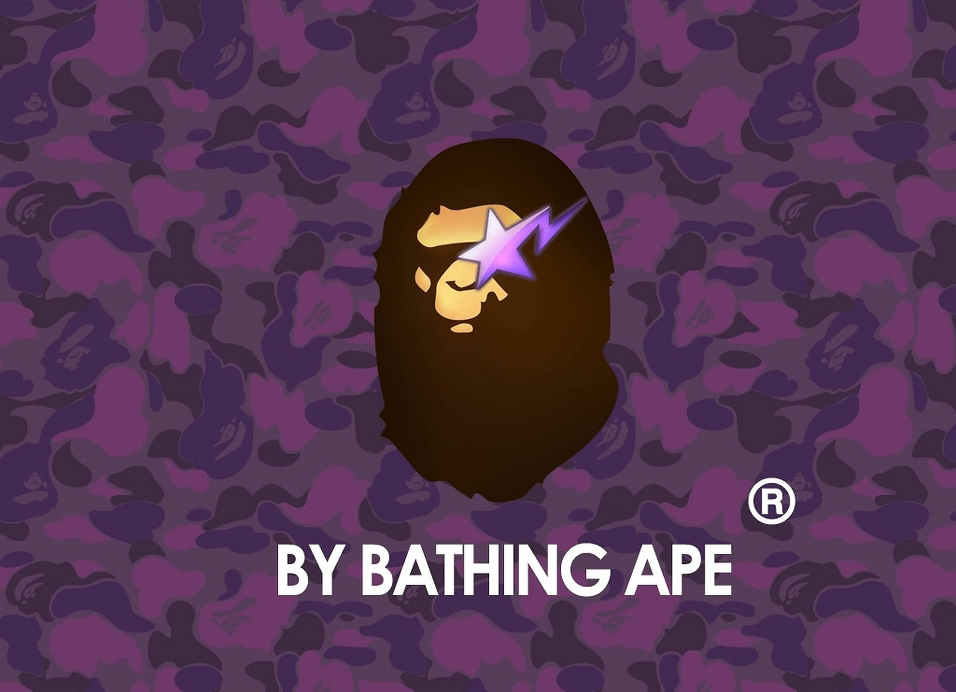 Bathing Ape 標誌，帶有紫色閃電眼睛，置於迷彩背景上。