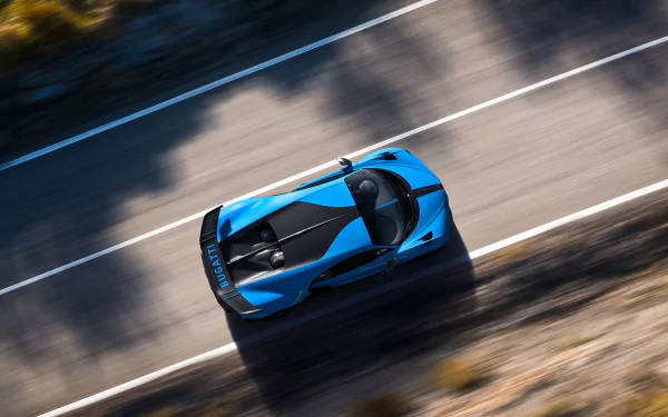 一輛藍色Bugatti超級跑車在陽光明媚的道路上疾馳，帶有動態模糊。