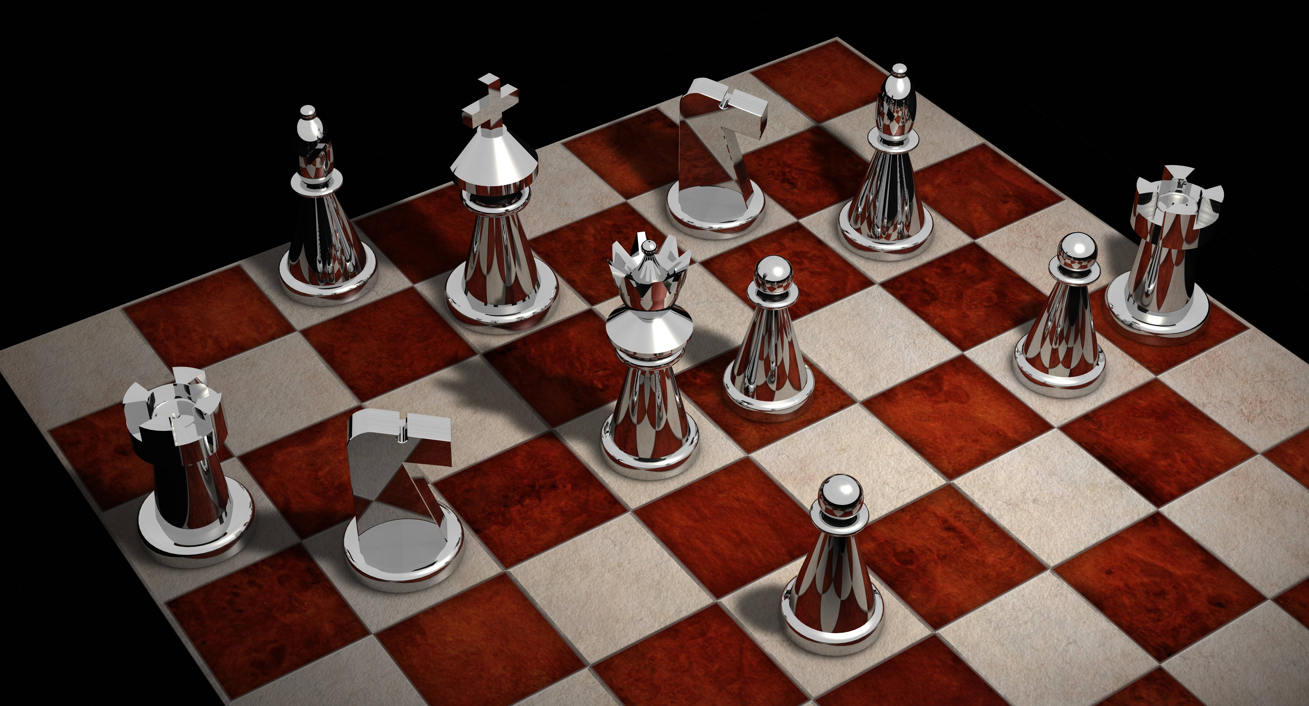華麗銀紅棋局 壁紙 — 閃亮的金屬國際象棋棋子站在木製棋盤上，背景為黑色。