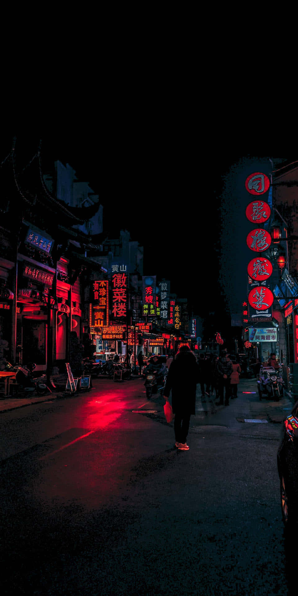 華麗霓虹燈照亮的唐人街 壁紙 — 夜晚，一個孤獨的身影走在一條狹窄的霓虹燈小巷中，發光的紅色招牌倒映在潮濕的路面上。
