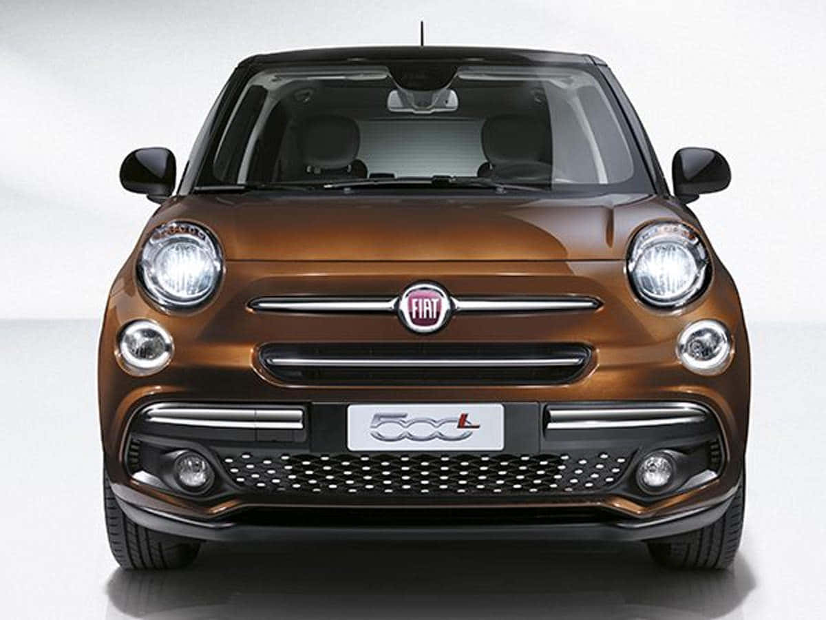 菲亞特奢華強勁車款官方展示 壁紙 — 亮麗青銅色 Fiat 500L 小型房車正面視圖，背景為潔白工作室。