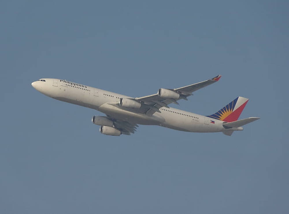 菲律賓航空飛機在清澈藍天中飛行