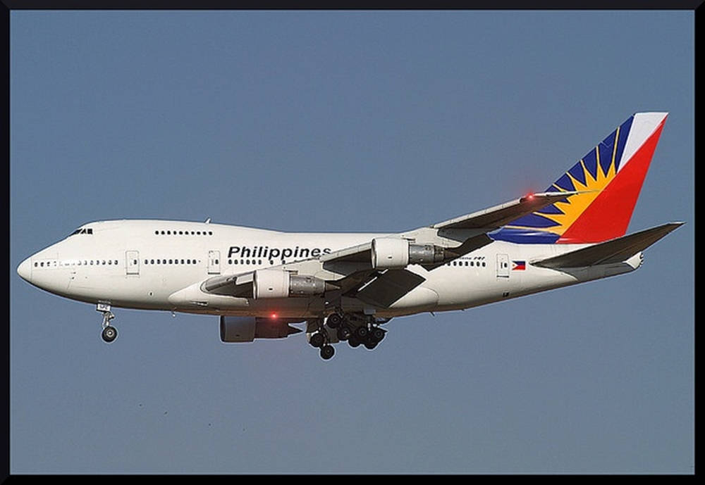 菲律賓航空珍寶機下降中，降落燈亮起