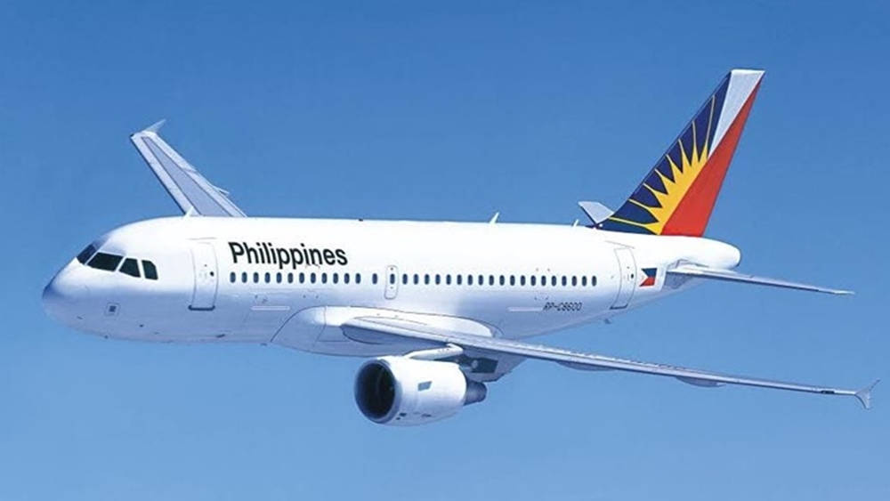 菲律賓航空飛機在藍天中飛行