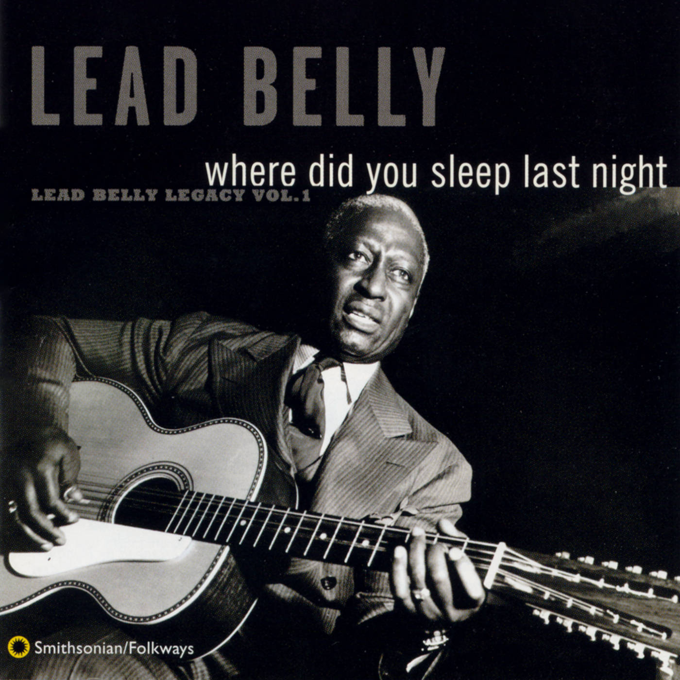 Lead Belly 在黑白專輯封面上手持結他。