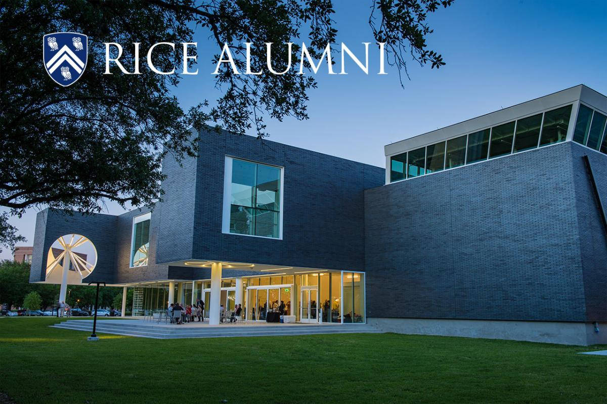 黃昏時的 Rice Alumni 大樓，人們聚集在外面