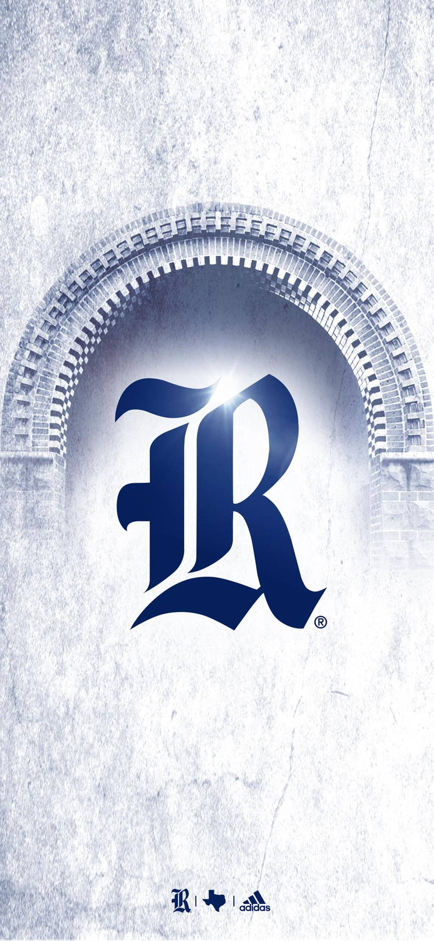 藍色風格化 R 標誌在紋理牆壁的石拱門下被照亮。