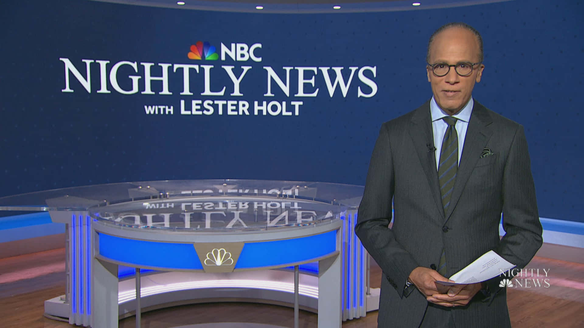 新聞主播Lester Holt在NBC Nightly News佈景中手持文件。