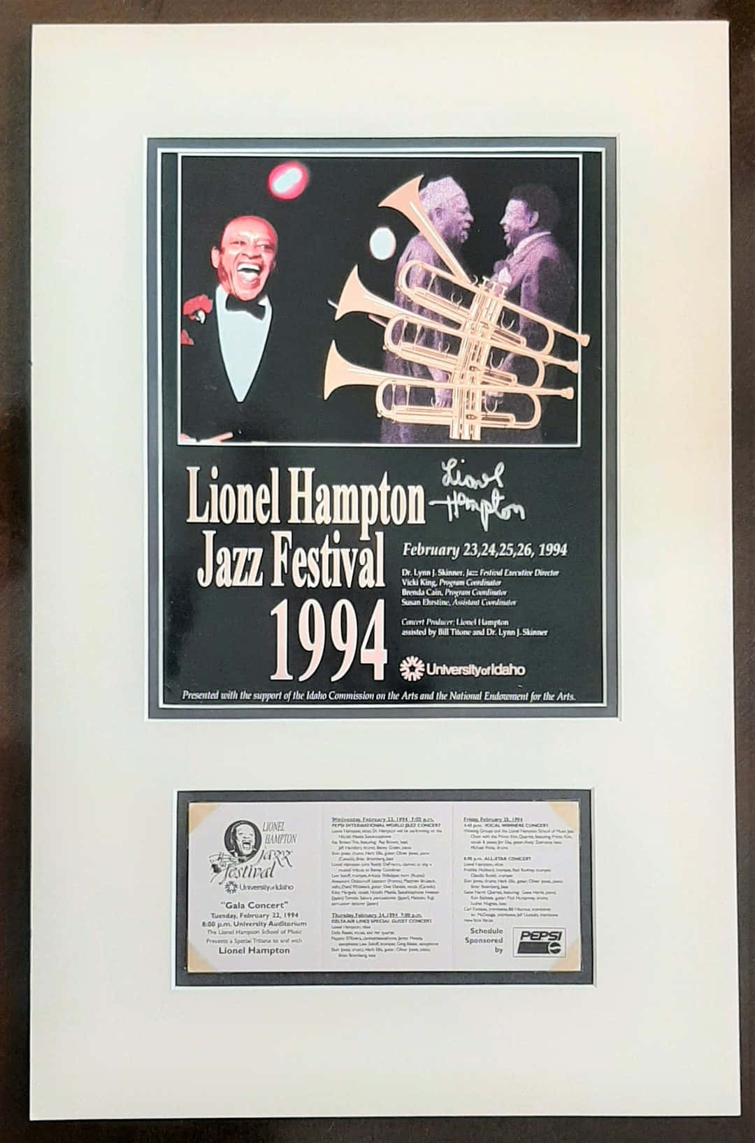 萊昂內爾·漢普頓的活力搖滾 壁紙 — 一幅裱框的1994年Lionel Hampton爵士音樂節海報，以黑色背景襯托微笑的表演者和風格化的小號。