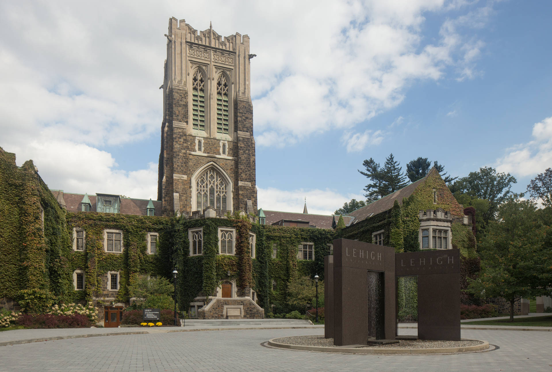 里海大學校園入口，擁有歷史悠久的石塔和爬滿常春藤的建築。