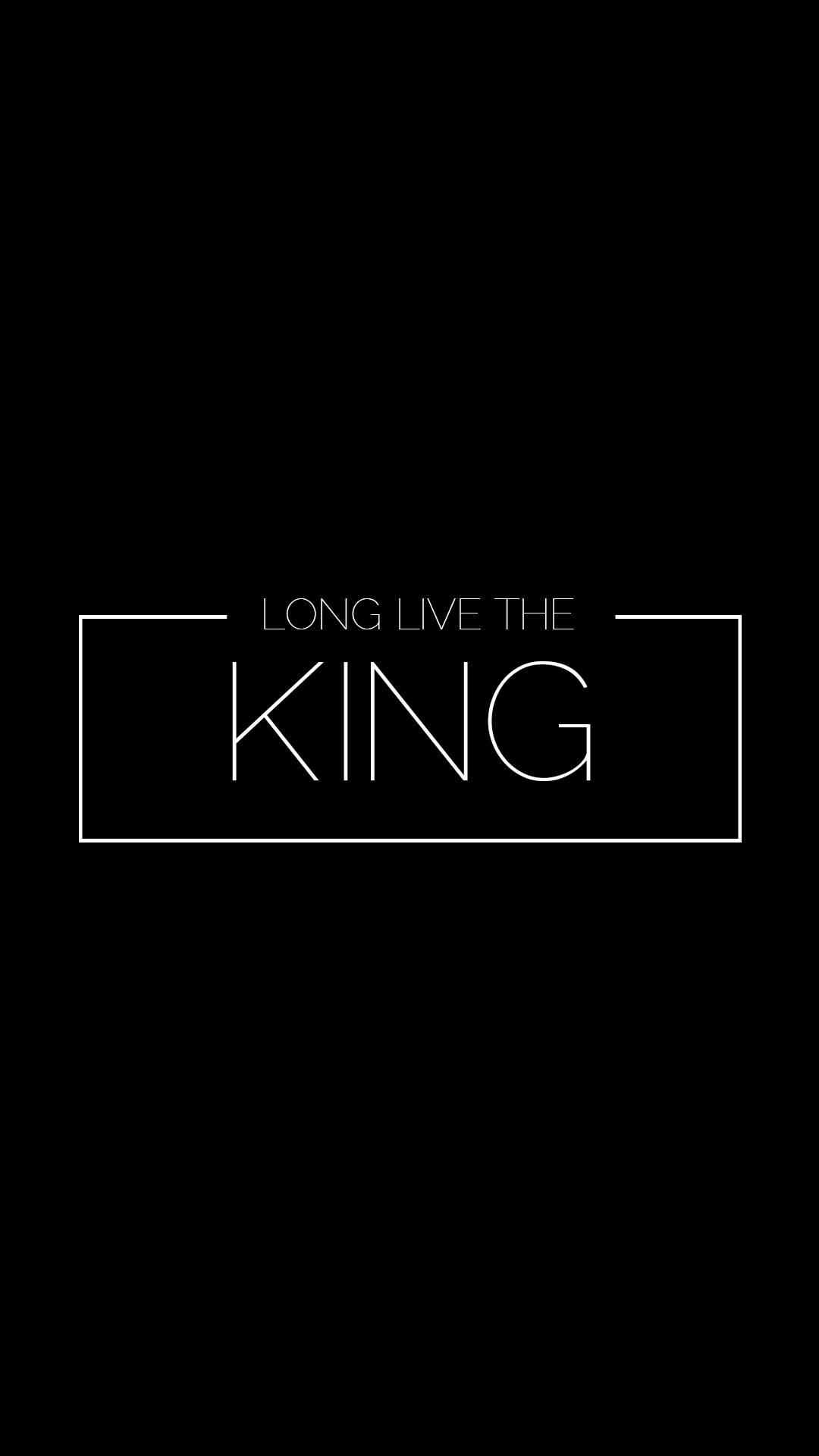 極簡黑色背景，矩形框架內有白色文字寫著 long live the king。