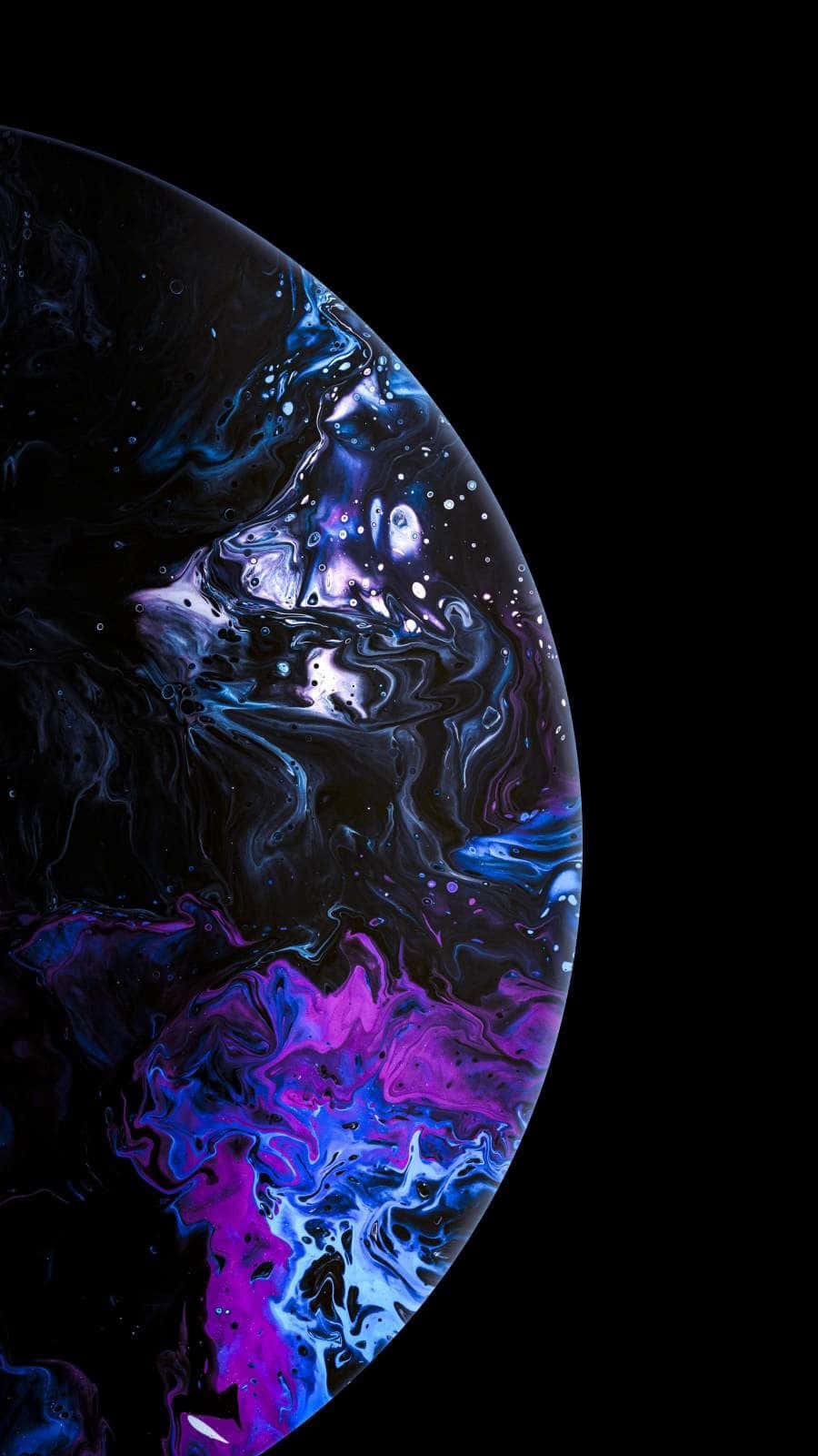 萬眾期待的 iPhone 11！ 壁紙 — 一個旋轉的宇宙球體，帶有充滿活力的紫色、藍色和白色星雲，背景是漆黑的虛空。