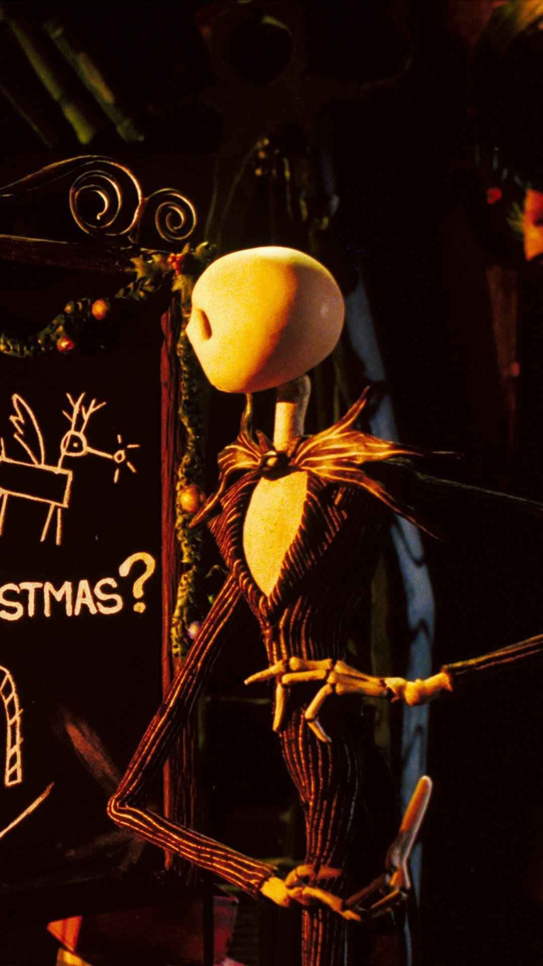 萬聖節Tumblr風格傑克骷髏 壁紙 — Jack Skellington 企喺昏暗嘅房入面，拎住把刀，喺一塊寫住 'Christmas?' 嘅黑板旁邊。