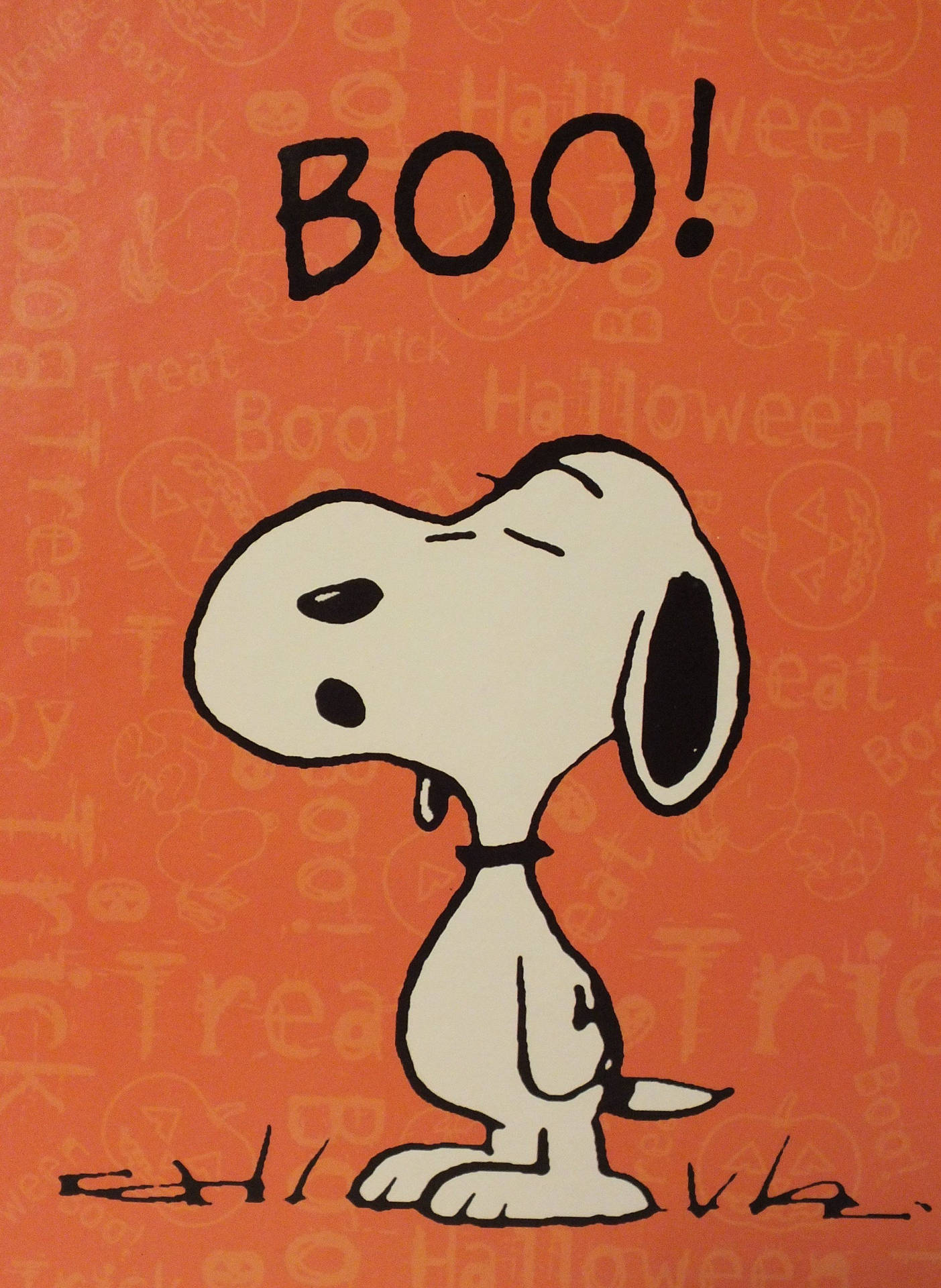 史努比坐在橙色萬聖節背景上，帶有「BOO!」文字。