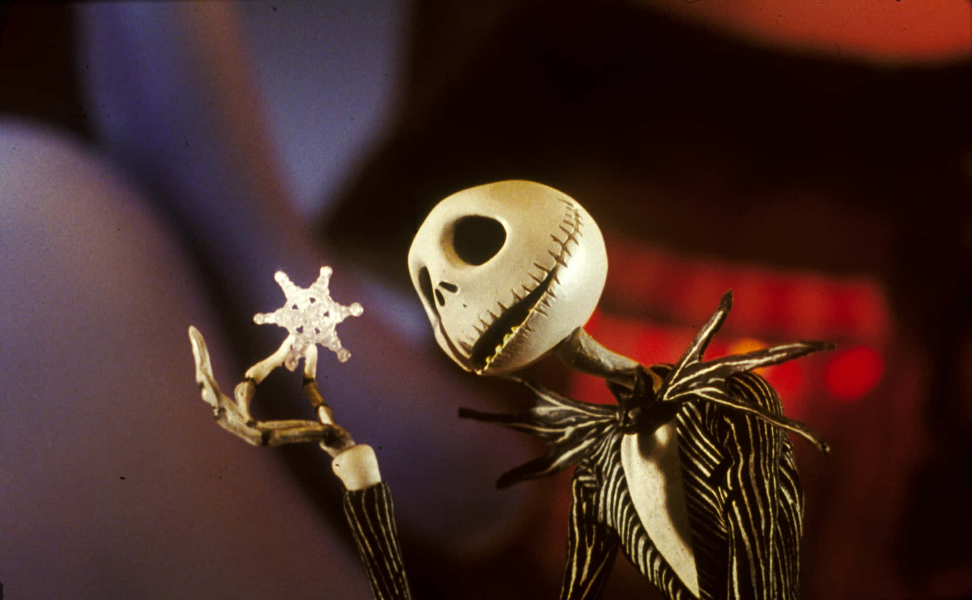 Jack Skellington 在黑暗多彩的環境中手持雪花。