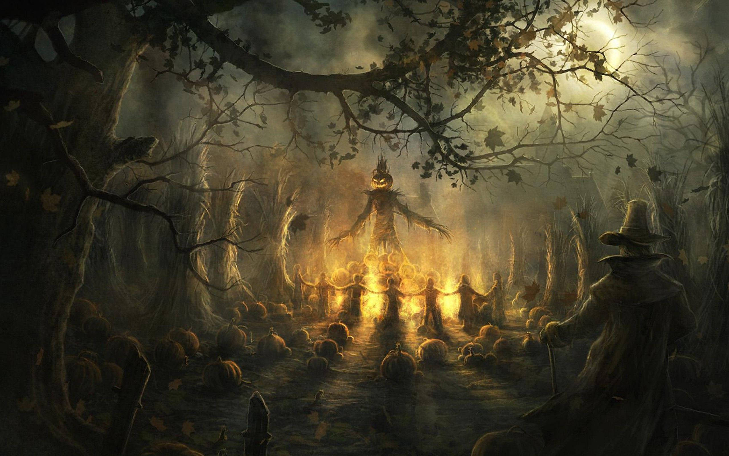 萬聖節南瓜稻草人燃火 壁紙 — 一個令人毛骨悚然的萬聖節場景，發光的傑克南瓜燈稻草人帶領著南瓜隊伍，在迷霧籠罩的月光森林下。